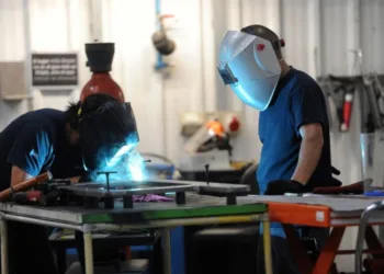 La actividad industrial sigue en retroceso y advierten que en junio se registraron “caídas de magnitud”