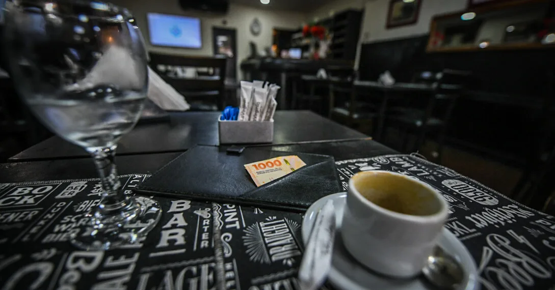 El Gobierno buscará regular las propinas en los restaurantes ¿Será obligatoria?