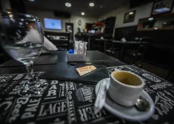 El Gobierno buscará regular las propinas en los restaurantes ¿Será obligatoria?