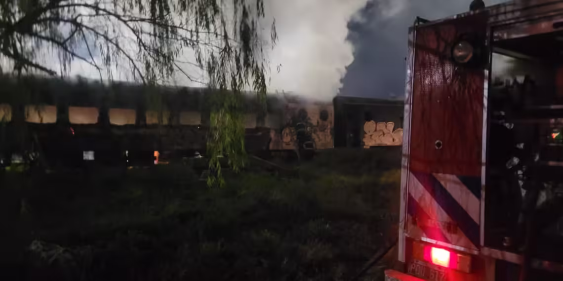 Un vagón incendiado en el predio ferroviario