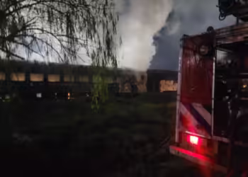 Un vagón incendiado en el predio ferroviario