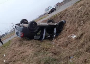 Un auto volcó y terminó en el interior de una cuneta