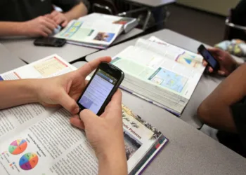 Buscan restringir el uso de celulares en las escuelas bonaerenses