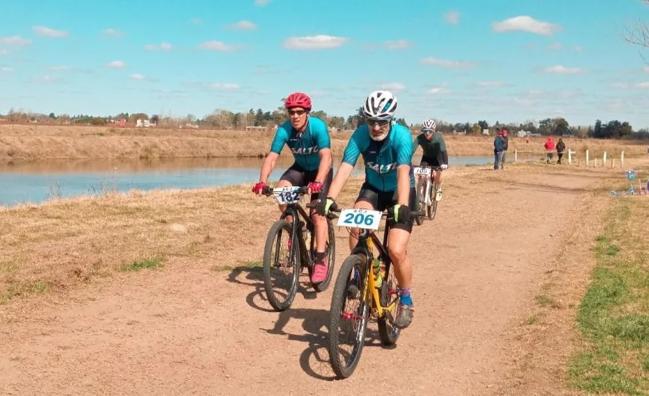 Más de 90 ciclistas participaron de una carrera de rural bike