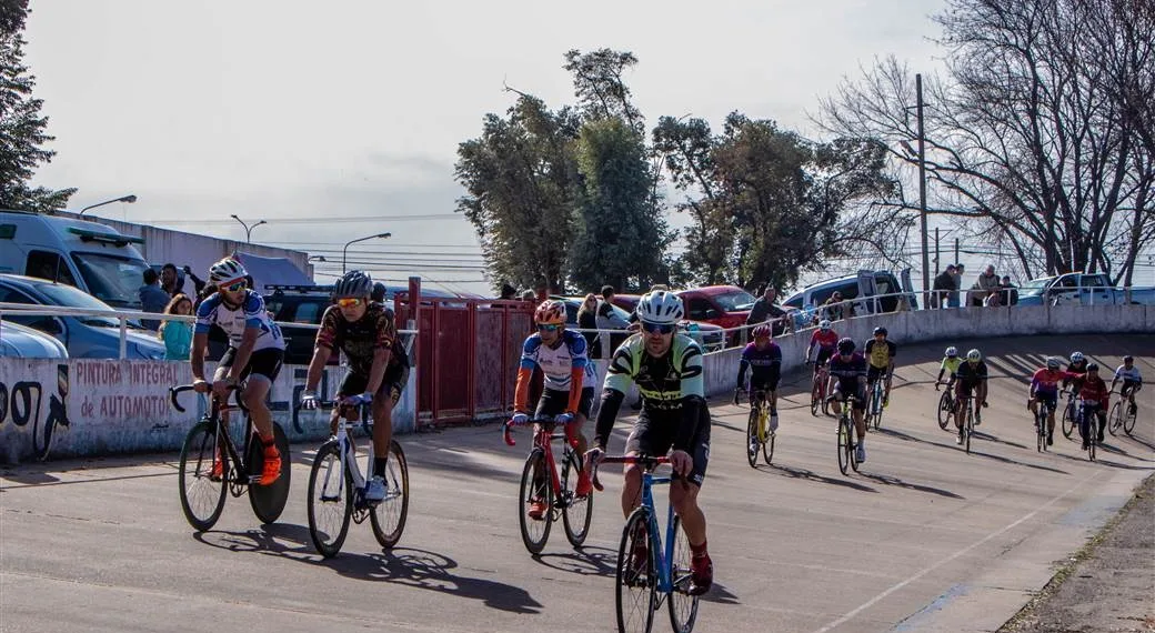 Con un centenar de ciclistas, se realizó importante competencia en el velódromo
