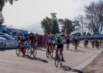 Con un centenar de ciclistas, se realizó importante competencia en el velódromo