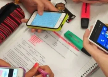 Aumentan restricciones de uso de celulares en las escuelas