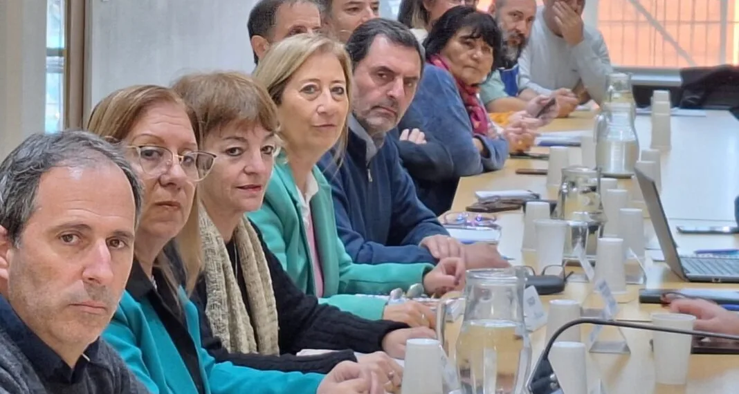 La Provincia ofreció a docentes y estatales una suba salarial de 4,5% en agosto y 4% en septiembre
