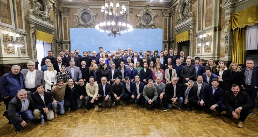 Kicillof entregó $38 mil millones a municipios y se diferenció de Milei