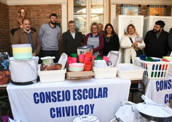 Entrega de electrodomésticos y material  de cocina para escuelas de Chivilcoy