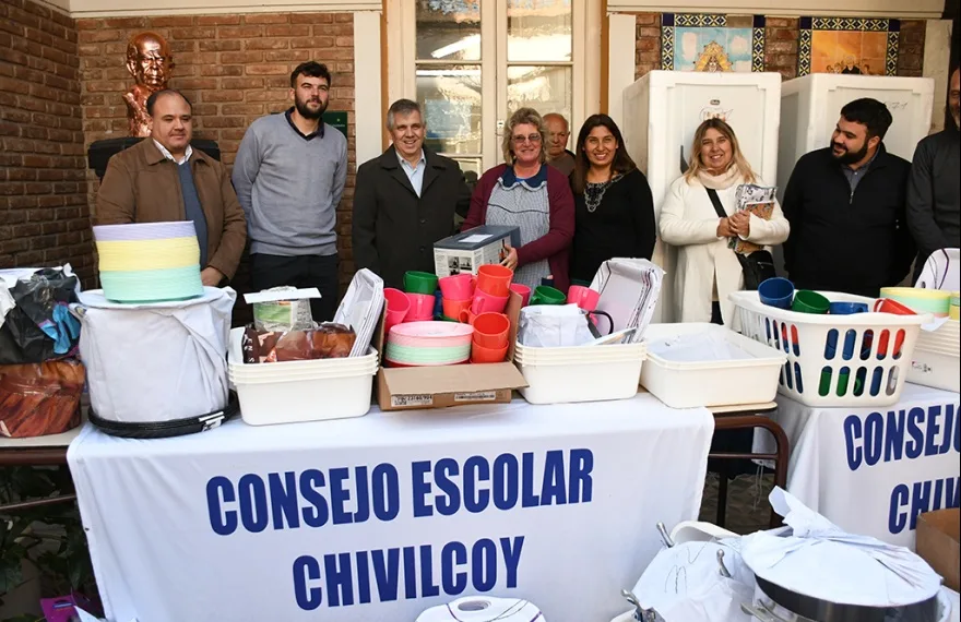 Entrega de electrodomésticos y material  de cocina para escuelas de Chivilcoy