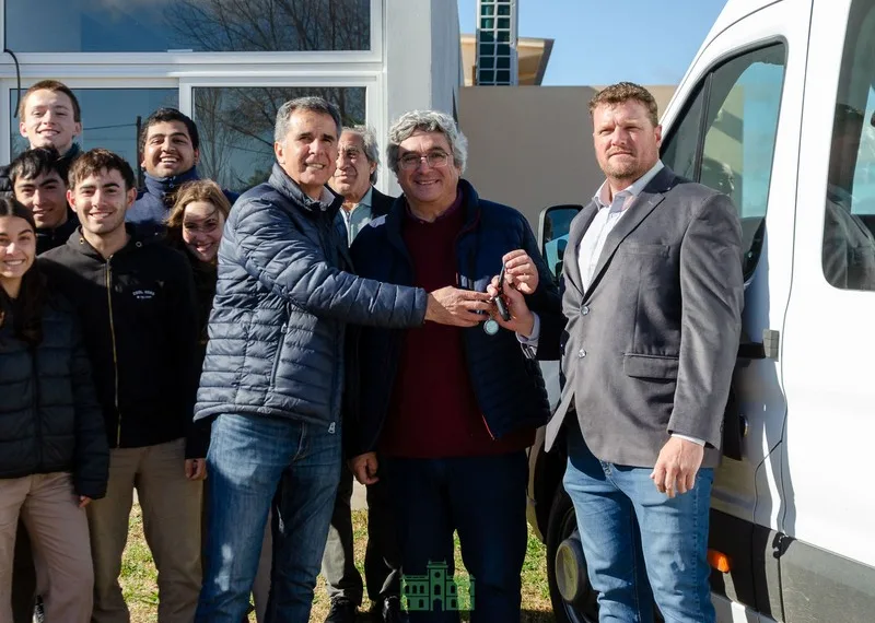 La Escuela Agraria de Fortín Olavarría recibió una combi 0km