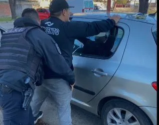 Un detenido con varios envoltorios de cocaína, dinero y telefonía celular