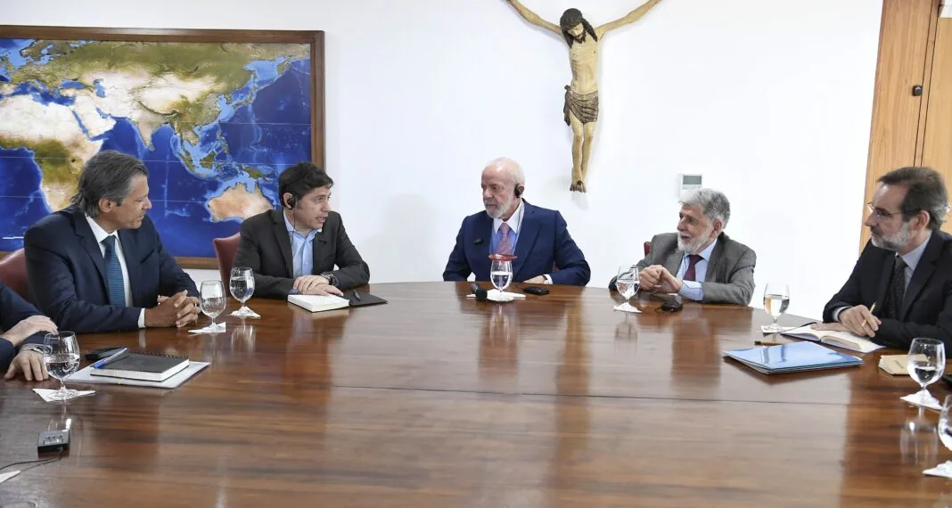 Kicillof amplía contactos internacionales: se reunió en Brasil con Lula da Silva