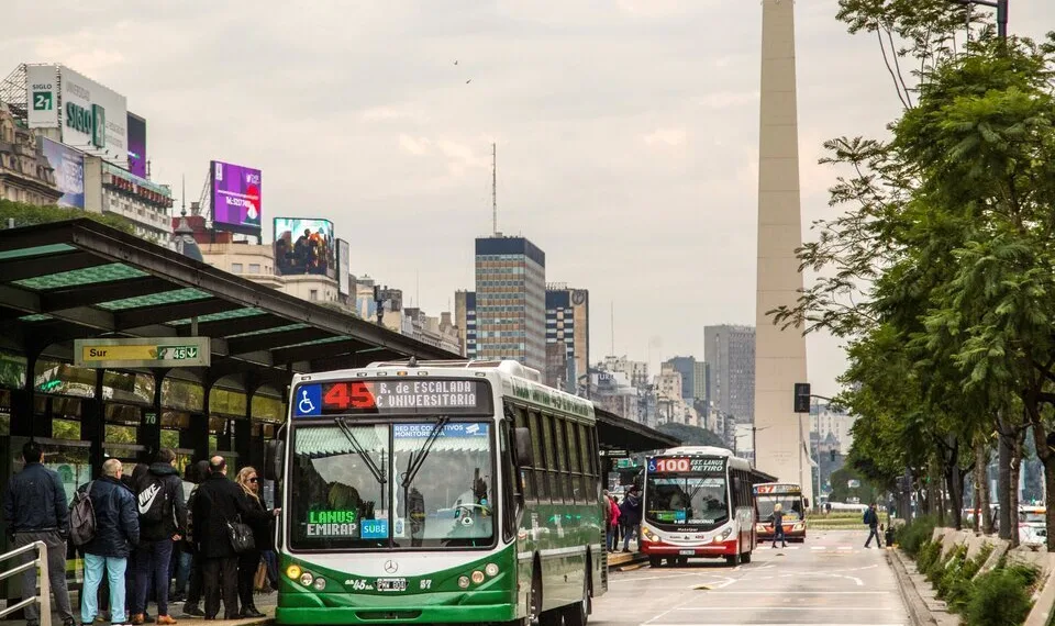 Cae el uso de colectivos y subtes por la crisis económica y la suba de tarifas