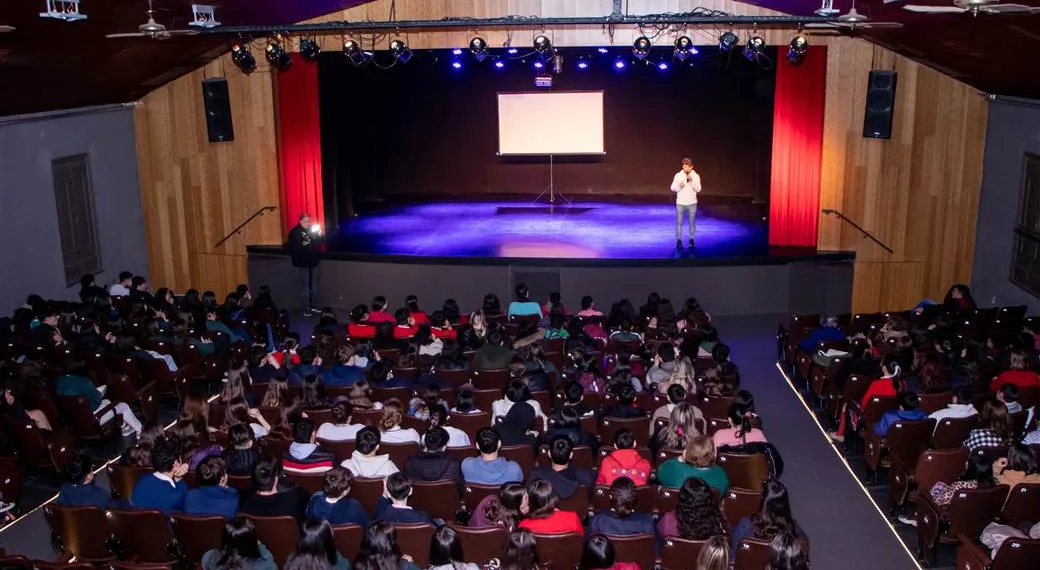 Estudiantes disfrutaron del espectáculo teatral de Luciano Molina
