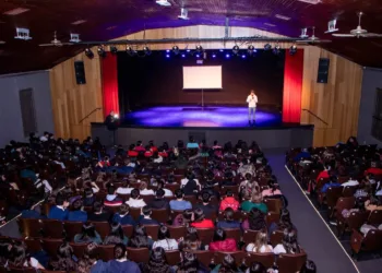 Estudiantes disfrutaron del espectáculo teatral de Luciano Molina