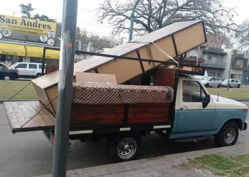 Llamaron a un fletero para trasladar muebles, pero en realidad estaban robando