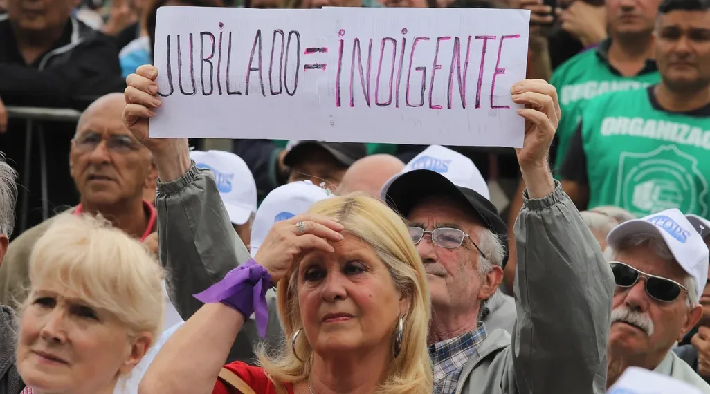 Hay 5 millones de jubilados debajo de la línea de pobreza, en medio de la discusión por la movilidad