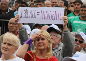 Hay 5 millones de jubilados debajo de la línea de pobreza, en medio de la discusión por la movilidad
