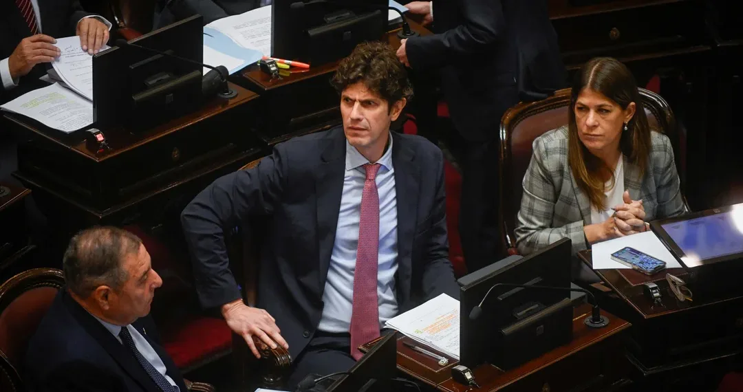 Lousteau le respondió a Milei: «Hay plata para todo, pero no hay 18 mil pesos para los jubilados»