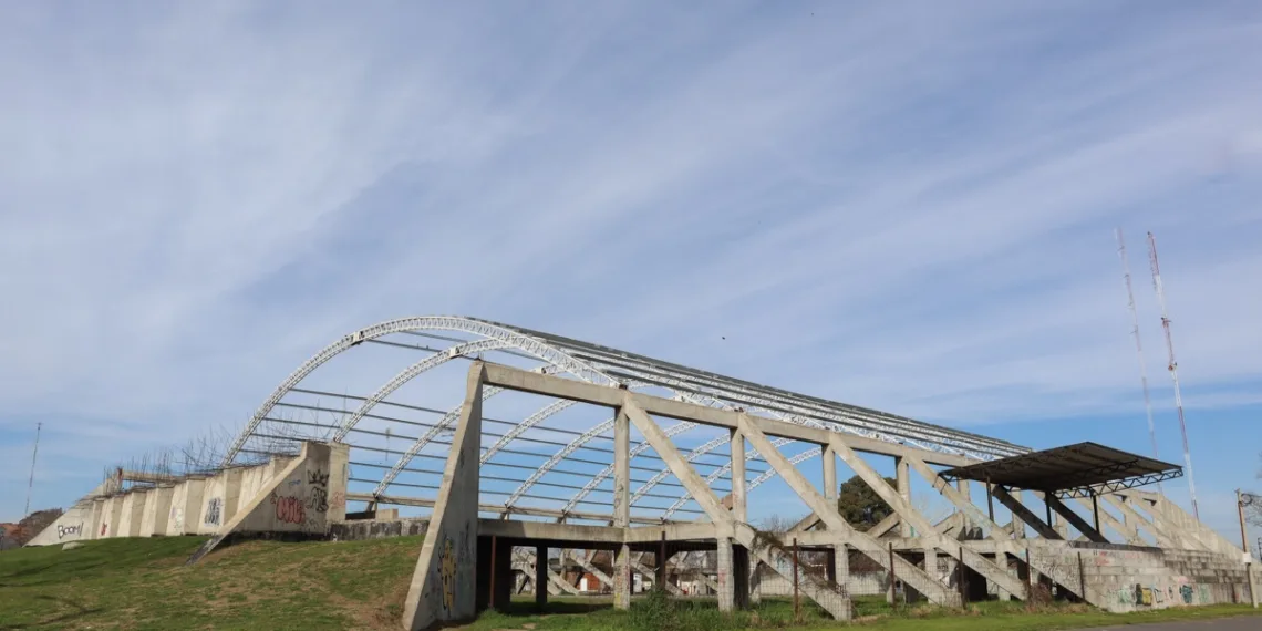 Barenghi anunció la licitación para reactivar la obra del Polideportivo