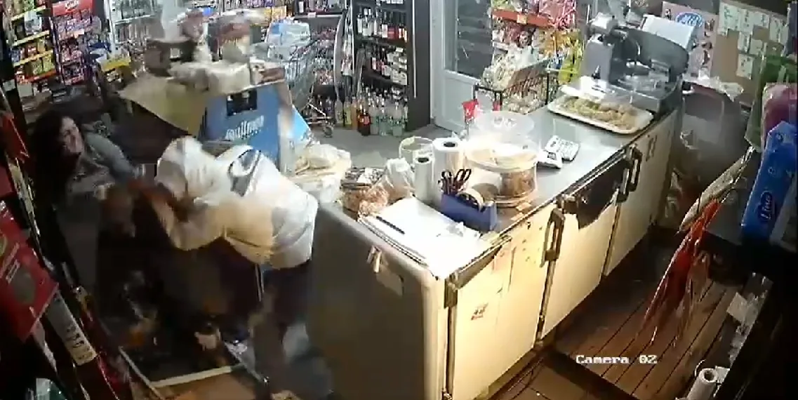 Una jovencita defendió su local y se trenzó cuerpo a cuerpo con un ladrón