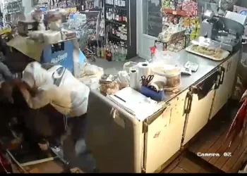 Una jovencita defendió su local y se trenzó cuerpo a cuerpo con un ladrón