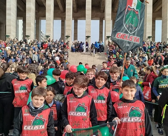 Ciclista participó del Encuentro Nacional de Mini Básquet en Rosario