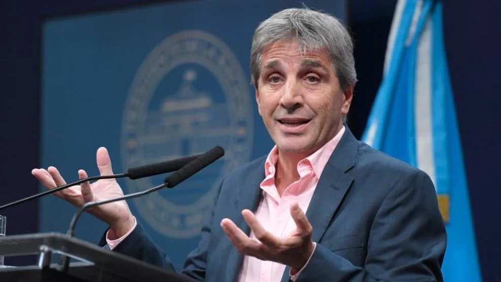 Caputo anticipó que están trabajando para lanzar una nueva tarjeta de débito en dólares