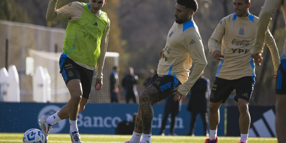Con cada vez más certezas, Scaloni define el equipo para enfrentar a Chile