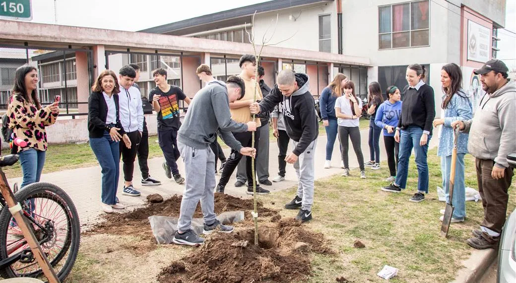 El Municipio entregó 500 árboles a vecinos e instituciones de la comunidad