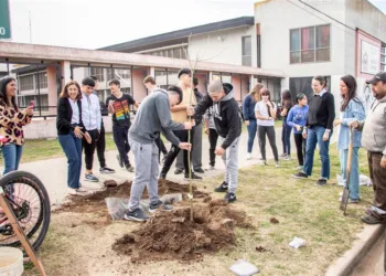 El Municipio entregó 500 árboles a vecinos e instituciones de la comunidad