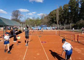 Más de 150 personas participaron de una clínica deportiva sobre tenis