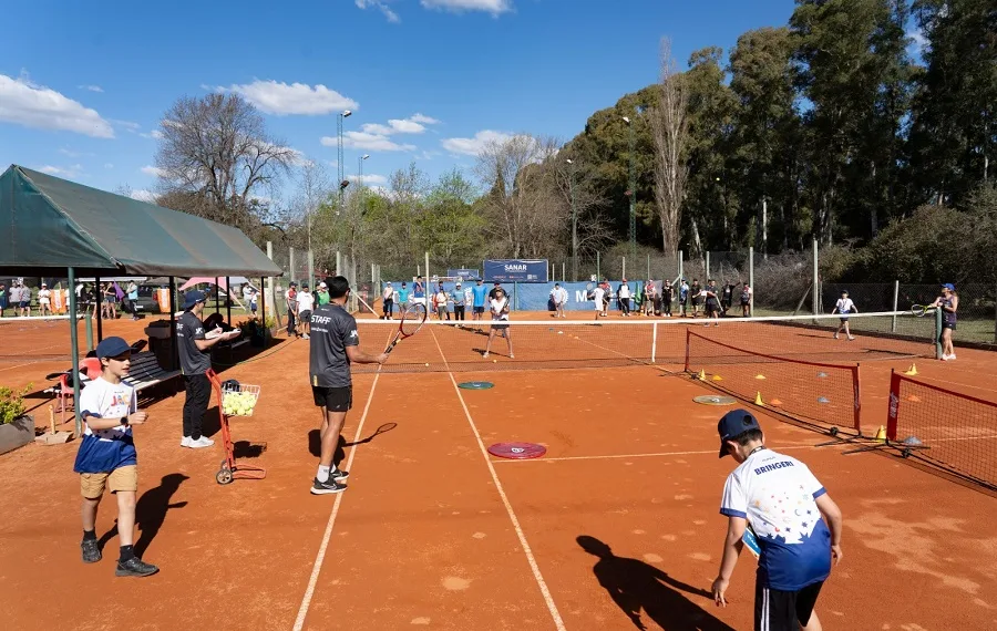 Más de 150 personas participaron de una clínica deportiva sobre tenis