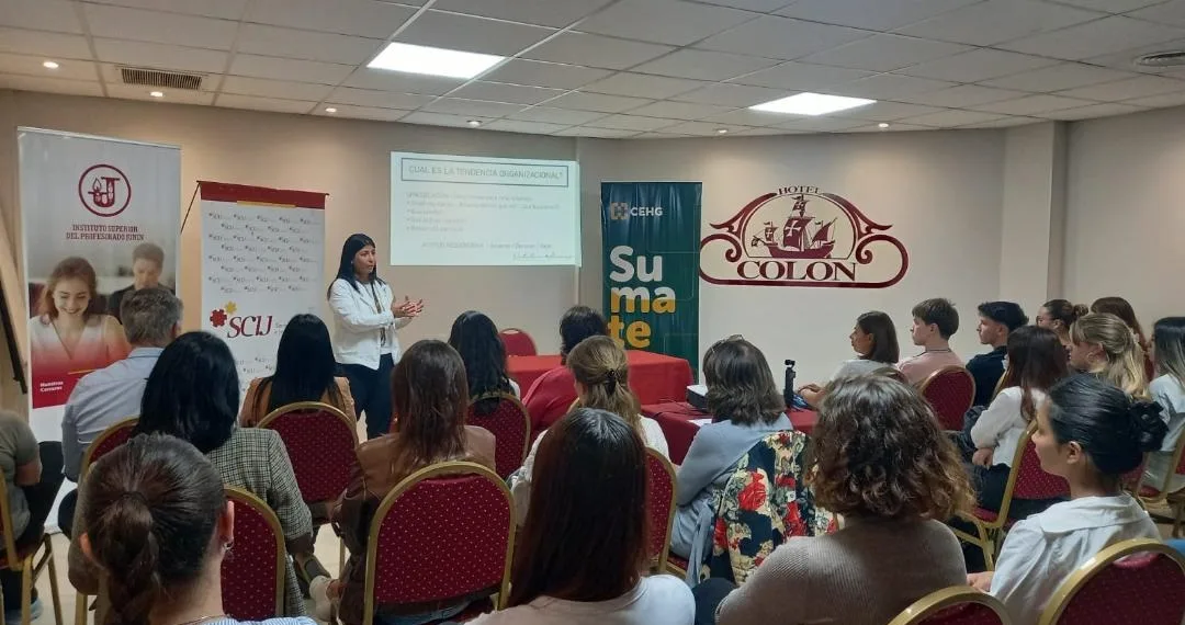 Más de 80 personas participaron del conversatorio con la consultora Natalia Arenas