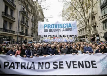 Kicillof se sumó a la protesta contra el veto jubilatorio, junto a varios dirigentes bonaerenses