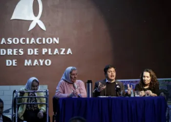 Kicillof dictó una clase pública en defensa de la Universidad de las Madres