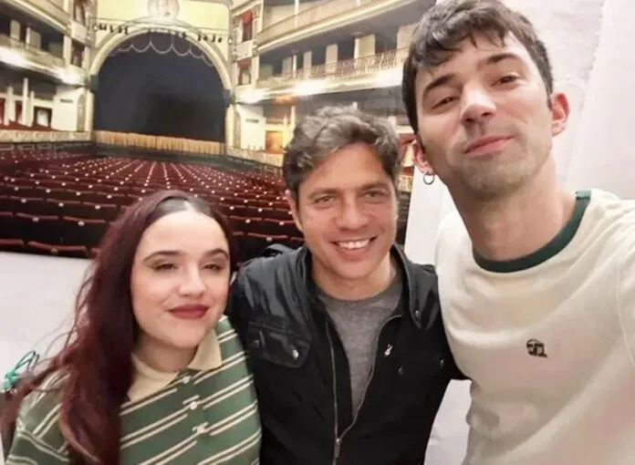 Axel Kicillof fue al teatro y el público lo recibió con aplausos y cánticos de apoyo