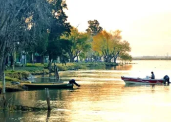El pueblito con arboleda que es ideal para comer pescado a la vera del río