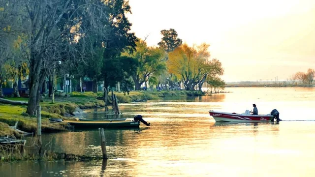 El pueblito con arboleda que es ideal para comer pescado a la vera del río