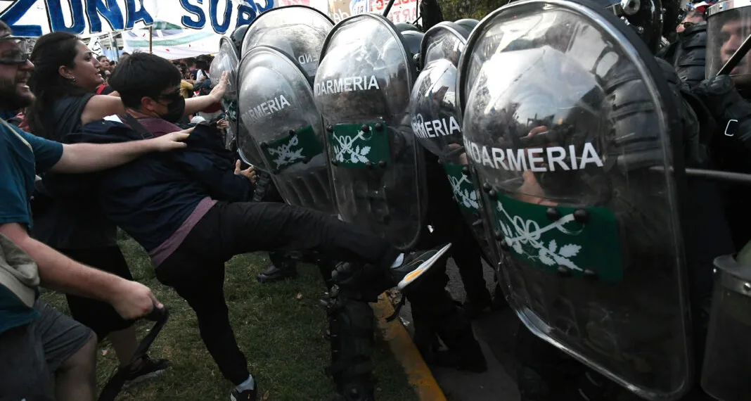 Cómo es el nuevo protocolo “antibloqueos” que reglamentó Bullrich contra las protestas sindicales