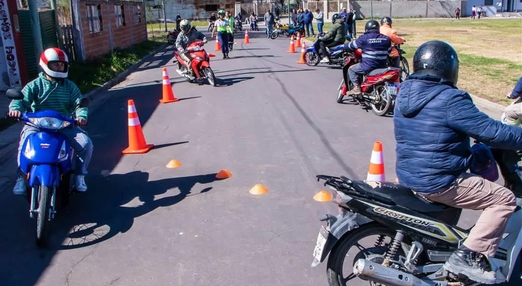 Continúa la capacitación sobre manejo seguro de motos y seguridad vial