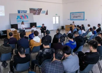 Capacitación en manipulación de alimentos dirigida para supermercadistas chinos