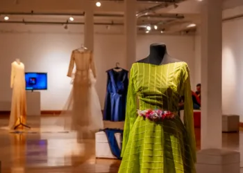 Fabio Pannone presentó  «ARTE  Y MODA, la evolución del tejido»