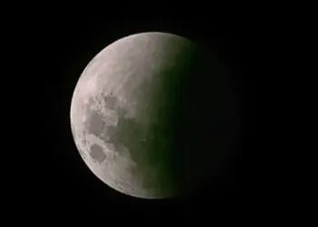 Un eclipse parcial de Luna podrá observarse este martes en todo el país