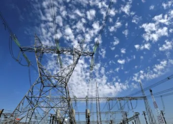 Pese a los aumentos de tarifas, el Gobierno avisa que “el verano será complicado por los cortes de luz”