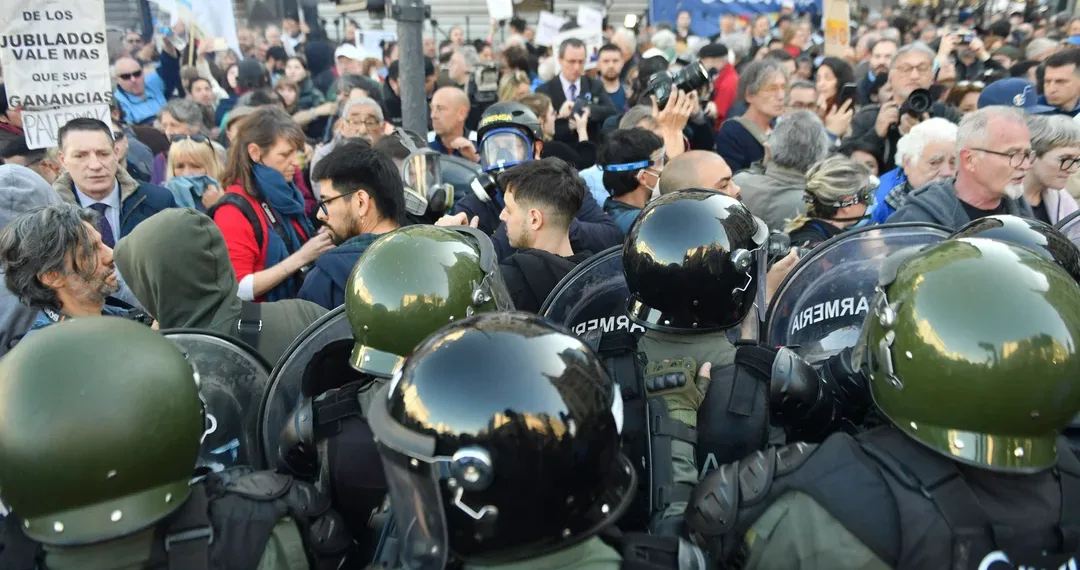 Reprimieron a los jubilados frente al Congreso durante una protesta contra el veto