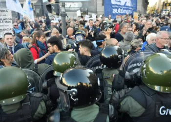 Reprimieron a los jubilados frente al Congreso durante una protesta contra el veto