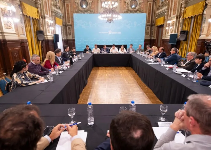 Kicillof se reunió con el Foro de Intendentes Radicales: análisis y propuestas ante un “escenario complicado”